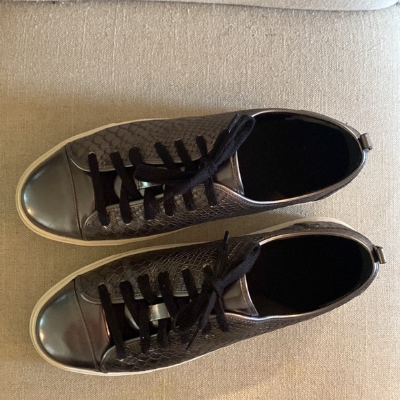 Sleek Silver and Black Sneakers with Textured Upper - Picture 4 of 6